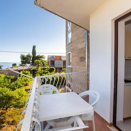 Captivating 2-Bed Apartment In Podstrana