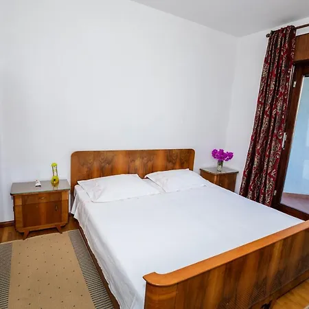 Captivating 2-Bed Apartment In Podstrana *